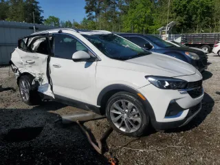 2022 Buick Encore GX Essence z VIN KL4MMFSL9NB064883, wystawiony jako Copart lot #52214935 z przebiegiem 37 255 mil mil oraz Czysty tytuł • Clean title. Historia ofert i sprzedaży dostępna na DreamBid. Obrazek 4.