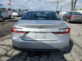 2025 Toyota Camry LE z VIN 4T1DAACK8SU007349, wystawiony jako Copart lot #48939945 z przebiegiem 25 107 mil mil oraz Szkoda całkowita • Salvage title. Historia ofert i sprzedaży dostępna na DreamBid. Obrazek 6.