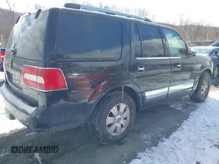 2007 Lincoln Navigator z VIN 5LMFU285X7LJ09190, wystawiony jako IAAI lot #41611256 z przebiegiem 185 879 mil mil oraz . Historia ofert i sprzedaży dostępna na DreamBid. Obrazek 4.
