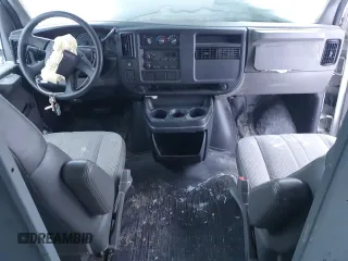 2004 Chevrolet Express Cargo z VIN 1GCFG15T541200774, wystawiony jako Copart lot #41774565 z przebiegiem Nie podano mil oraz Czysty tytuł • Clean title. Historia ofert i sprzedaży dostępna na DreamBid. Obrazek 8.