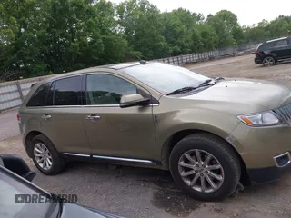 2013 Lincoln MKX z VIN 2LMDJ8JK4DBL23128, wystawiony jako IAAI lot #42315115 z przebiegiem 224 351 mil mil oraz . Historia ofert i sprzedaży dostępna na DreamBid. Obrazek 13.