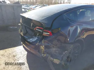 2024 Tesla Model Y Long Range z VIN 7SAYGDEE2RA219213, wystawiony jako IAAI lot #41856259 z przebiegiem 39 233 mil mil oraz . Historia ofert i sprzedaży dostępna na DreamBid. Obrazek 6.