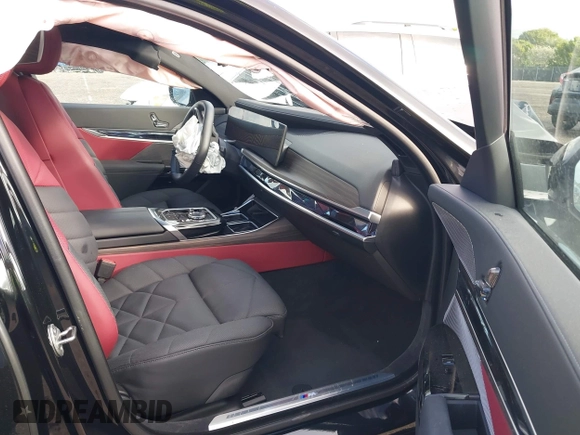 2024 BMW 7 Series 740i with VIN WBA23EH01RCR40270, listed as a IAAI auction lot 41094809 with 8,835 mi miles and . Bid and sale history available at DreamBid. Image 5.
