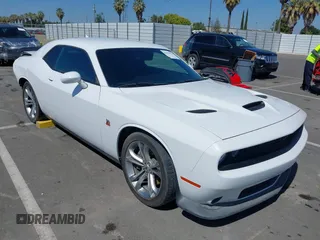 2019 Dodge Challenger R/T Scat Pack z VIN 2C3CDZFJ2KH747480, wystawiony jako IAAI lot #42076976 z przebiegiem 36 276 mil mil oraz . Historia ofert i sprzedaży dostępna na DreamBid. Obrazek 1.