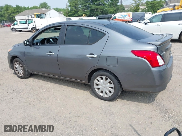 2016 Nissan Versa S z VIN 3N1CN7AP9GL829345, wystawiony jako IAAI lot #42441630 z przebiegiem 147 607 mil mil oraz . Historia ofert i sprzedaży dostępna na DreamBid. Obrazek 3.