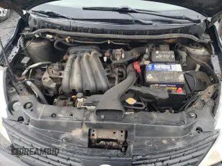 2009 Nissan Versa 1.6 z VIN 3N1CC11E09L468737, wystawiony jako Copart lot #51859825 z przebiegiem Nie podano mil oraz Nie do naprawy. Historia ofert i sprzedaży dostępna na DreamBid. Obrazek 11.