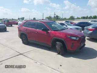 2021 Toyota RAV4 LE z VIN JTMH1RFV8MD068018, wystawiony jako IAAI lot #42733379 z przebiegiem 65 898 mil mil oraz . Historia ofert i sprzedaży dostępna na DreamBid. Obrazek 1.
