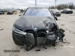 2022 BMW iX xDrive50 z VIN WB523CF0XNCJ77116, wystawiony jako Copart lot #42071493 z przebiegiem 4478 mil mil oraz . Historia ofert i sprzedaży dostępna na DreamBid. Obrazek 5.