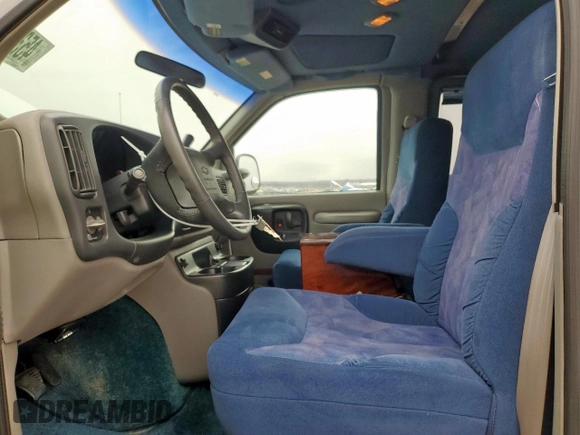 1997 Chevrolet Express Cargo z VIN 1GBFG15R3V1045586, wystawiony jako Copart lot #45388645 z przebiegiem 67 872 mil mil oraz Czysty tytuł • Clean title. Historia ofert i sprzedaży dostępna na DreamBid. Obrazek 7.