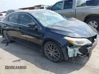 2013 Toyota Avalon XLE z VIN 4T1BK1EB1DU007956, wystawiony jako IAAI lot #42303680 z przebiegiem 166 869 mil mil oraz . Historia ofert i sprzedaży dostępna na DreamBid. Obrazek 1.