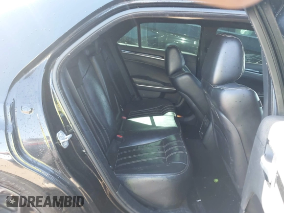 2019 Chrysler 300 S z VIN 2C3CCABG5KH562838, wystawiony jako IAAI lot #42134711 z przebiegiem 118 506 mil mil oraz . Historia ofert i sprzedaży dostępna na DreamBid. Obrazek 8.