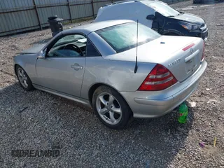 2001 Mercedes-Benz SLK 230/320 z VIN WDBKK65F81F191120, wystawiony jako IAAI lot #42173910 z przebiegiem 128 035 mil mil oraz . Historia ofert i sprzedaży dostępna na DreamBid. Obrazek 3.