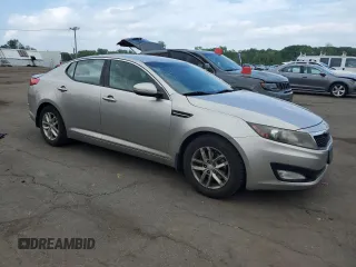 2012 Kia Optima LX z VIN 5XXGM4A70CG070588, wystawiony jako Copart lot #57240995 z przebiegiem 137 601 mil mil oraz Szkoda całkowita • Salvage title. Historia ofert i sprzedaży dostępna na DreamBid. Obrazek 4.