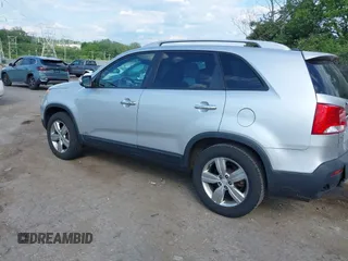 2013 Kia Sorento EX z VIN 5XYKUDA22DG413039, wystawiony jako IAAI lot #42197700 z przebiegiem 132 381 mil mil oraz . Historia ofert i sprzedaży dostępna na DreamBid. Obrazek 3.