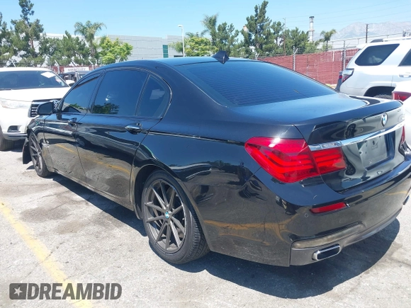 2014 BMW 7 Series ALPINA B7 z VIN WBAYE8C54ED134615, wystawiony jako IAAI lot #42197002 z przebiegiem 126 805 mil mil oraz . Historia ofert i sprzedaży dostępna na DreamBid. Obrazek 14.
