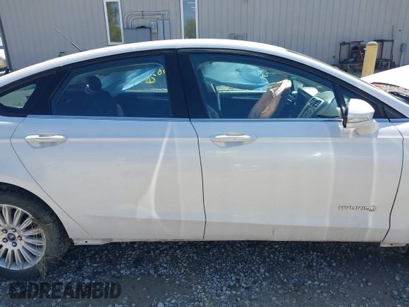 2013 Ford Fusion SE Hybrid z VIN 3FA6P0LU9DR349321, wystawiony jako IAAI lot #42156321 z przebiegiem 90 688 mil mil oraz . Historia ofert i sprzedaży dostępna na DreamBid. Obrazek 13.