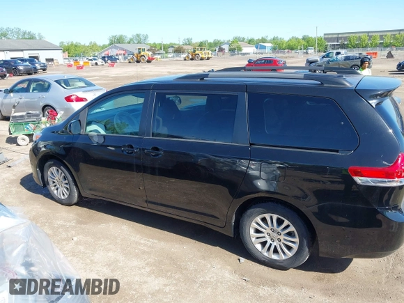 2013 Toyota Sienna XLE AAS z VIN 5TDYK3DC5DS306309, wystawiony jako IAAI lot #42260000 z przebiegiem 82 558 mil mil oraz . Historia ofert i sprzedaży dostępna na DreamBid. Obrazek 14.
