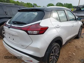 2024 Nissan Kicks SV z VIN 3N1CP5CVXRL553464, wystawiony jako IAAI lot #42034560 z przebiegiem 2441 mil mil oraz . Historia ofert i sprzedaży dostępna na DreamBid. Obrazek 4.