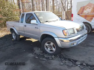 2000 Nissan Frontier XE z VIN 1N6ED26Y2YC328398, wystawiony jako IAAI lot #41614747 z przebiegiem 271 823 mil mil oraz . Historia ofert i sprzedaży dostępna na DreamBid. Obrazek 1.