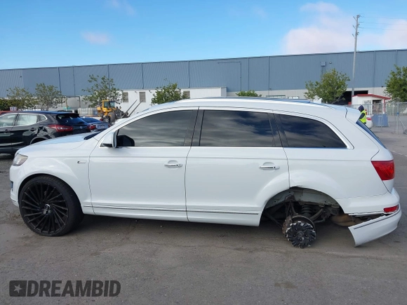 2015 Audi Q7 Premium Plus z VIN WA1LGAFE6FD028835, wystawiony jako IAAI lot #42358725 z przebiegiem 107 075 mil mil oraz . Historia ofert i sprzedaży dostępna na DreamBid. Obrazek 14.