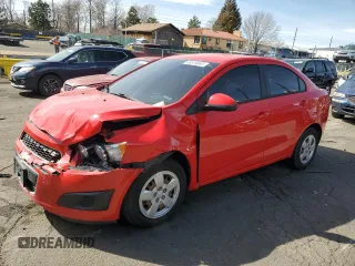 2015 Chevrolet Sonic LS z VIN 1G1JA5SH2F4200261, wystawiony jako Copart lot #48819845 z przebiegiem 76 104 mil mil oraz Szkoda całkowita • Salvage title. Historia ofert i sprzedaży dostępna na DreamBid. Obrazek 1.