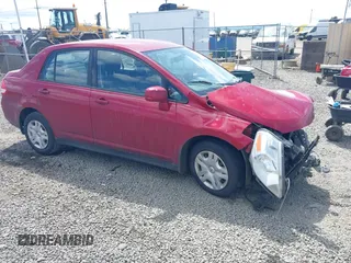 2010 Nissan Versa S z VIN 3N1BC1AP6AL426445, wystawiony jako IAAI lot #42175164 z przebiegiem 161 645 mil mil oraz . Historia ofert i sprzedaży dostępna na DreamBid. Obrazek 1.