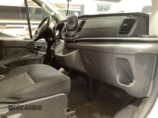 2020 Ford Transit Cargo z VIN 1FTBR1Y8XLKB06141, wystawiony jako IAAI lot #42642640 z przebiegiem 123 417 mil mil oraz . Historia ofert i sprzedaży dostępna na DreamBid. Obrazek 16.