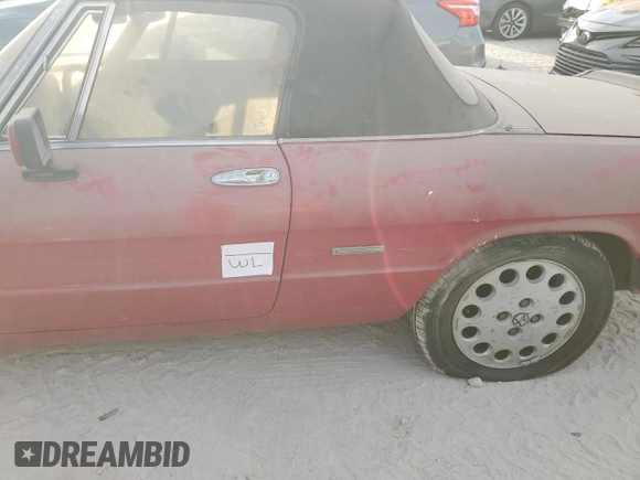 1990 Alfa Romeo Spider z VIN ZARBA12G6L6001683, wystawiony jako Copart lot #75611344 z przebiegiem 59 515 mil mil oraz Szkoda całkowita • Salvage title. Historia ofert i sprzedaży dostępna na DreamBid. Obrazek 12.