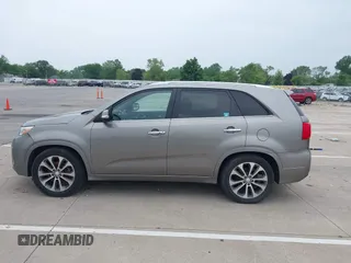 2014 Kia Sorento SX z VIN 5XYKW4A77EG434282, wystawiony jako IAAI lot #42513036 z przebiegiem 175 186 mil mil oraz . Historia ofert i sprzedaży dostępna na DreamBid. Obrazek 14.