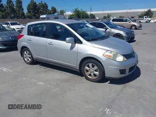 2009 Nissan Versa S z VIN 3N1BC13E09L372132, wystawiony jako IAAI lot #42314068 z przebiegiem 135 829 mil mil oraz . Historia ofert i sprzedaży dostępna na DreamBid. Obrazek 1.
