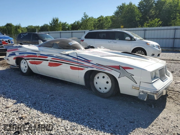 1983 Oldsmobile Cutlass Supreme z VIN 1G3AR47A2DM503155, wystawiony jako Copart lot #85253274 z przebiegiem Nie podano mil oraz Szkoda całkowita • Salvage title. Historia ofert i sprzedaży dostępna na DreamBid. Obrazek 4.