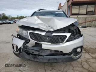 2013 Kia Sorento LX z VIN 5XYKT4A67DG355452, wystawiony jako Copart lot #54902255 z przebiegiem 188 949 mil mil oraz Szkoda całkowita • Salvage title. Historia ofert i sprzedaży dostępna na DreamBid. Obrazek 5.