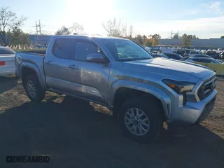 2024 Toyota Tacoma 4WD SR5 with VIN 3TYLB5JN0RT031729, listed as a IAAI auction lot 40597162 with 979 mi miles. Bid and sale history available at carsss.com. Image 1.