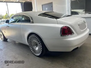 2015 Rolls-Royce Wraith z VIN SCA665C52FUX85482, wystawiony jako Copart lot #77887554 z przebiegiem 99 781 mil mil oraz Szkody całkowita. Historia ofert i sprzedaży dostępna na DreamBid. Obrazek 3.