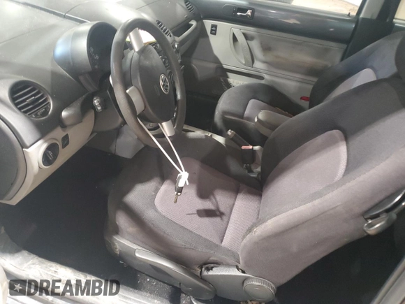 2003 Volkswagen Beetle GLS z VIN 3VWCK21C13M421669, wystawiony jako Copart lot #47862315 z przebiegiem 153 001 mil mil oraz Szkoda całkowita • Salvage title. Historia ofert i sprzedaży dostępna na DreamBid. Obrazek 7.