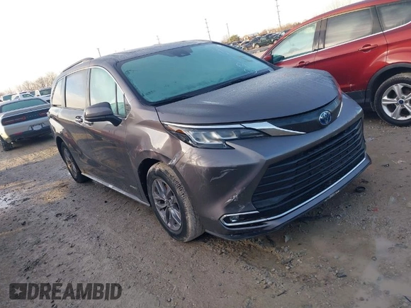 2021 Toyota Sienna XLE with VIN 5TDJRKEC2MS044996, listed as a IAAI auction lot 41116011 with 29,824 mi miles. Bid and sale history available at carsss.com. Image 1.