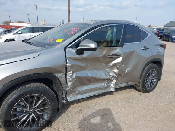 2025 Lexus NX with VIN 2T2GDCAZ1SC021039, listed as a IAAI auction lot 40957519 with 897 mi miles. Bid and sale history available at carsss.com. Image 6.