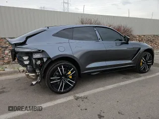 2023 Aston Martin DBX 707 z VIN SD7VUJBW8PTV08579, wystawiony jako Copart lot #45496975 z przebiegiem 10 769 mil mil oraz Szkody całkowita. Historia ofert i sprzedaży dostępna na DreamBid. Obrazek 3.