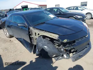 2015 Chevrolet Camaro LS z VIN 2G1FB1E32F9217389, wystawiony jako IAAI lot #41612941 z przebiegiem 109 330 mil mil oraz . Historia ofert i sprzedaży dostępna na DreamBid. Obrazek 1.