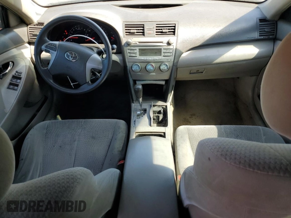 2010 Toyota Camry z VIN 4T1BF3EK4AU075728, wystawiony jako Copart lot #53167255 z przebiegiem 177 346 mil mil oraz Szkoda całkowita • Salvage title. Historia ofert i sprzedaży dostępna na DreamBid. Obrazek 8.