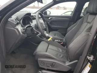 2024 Audi Q3 S line Premium z VIN WA1DECF32R1129879, wystawiony jako Copart lot #54571365 z przebiegiem 6 842 mil mil oraz Szkoda całkowita • Salvage title. Historia ofert i sprzedaży dostępna na DreamBid. Obrazek 7.