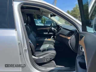 2021 Volvo XC90 Momentum z VIN YV4102CK7M1688329, wystawiony jako Copart lot #61495905 z przebiegiem 97 604 mil mil oraz Czysty tytuł • Clean title. Historia ofert i sprzedaży dostępna na DreamBid. Obrazek 5.