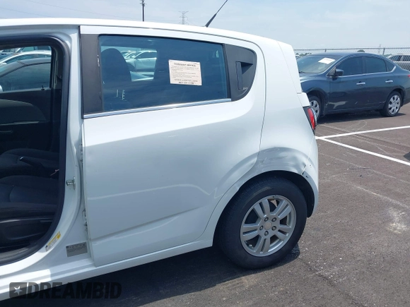 2012 Chevrolet Sonic LT z VIN 1G1JD6SH6C4232414, wystawiony jako IAAI lot #42489990 z przebiegiem 174 731 mil mil oraz . Historia ofert i sprzedaży dostępna na DreamBid. Obrazek 6.