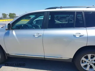 2012 Toyota Highlander z VIN 5TDZK3EH9CS053511, wystawiony jako IAAI lot #42188902 z przebiegiem 300 644 mil mil oraz . Historia ofert i sprzedaży dostępna na DreamBid. Obrazek 14.