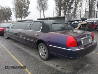 2007 Lincoln Town Car Executive z VIN 1L1FM88W97Y635345, wystawiony jako IAAI lot #41682319 z przebiegiem 201 142 mil mil oraz . Historia ofert i sprzedaży dostępna na DreamBid. Obrazek 3.
