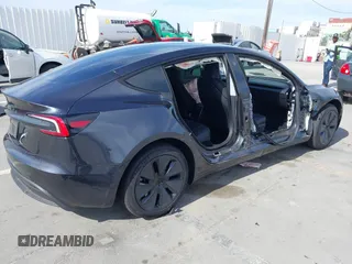 2025 Tesla Model 3 Long Range z VIN 5YJ3E1EA0SF915571, wystawiony jako IAAI lot #42247609 z przebiegiem 3 901 mil mil oraz . Historia ofert i sprzedaży dostępna na DreamBid. Obrazek 4.