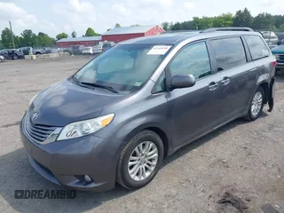 2017 Toyota Sienna XLE Auto Access Seat z VIN 5TDYZ3DC1HS767802, wystawiony jako IAAI lot #42442018 z przebiegiem 127 206 mil mil oraz . Historia ofert i sprzedaży dostępna na DreamBid. Obrazek 2.