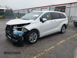 2024 Toyota Sienna Platinum z VIN 5TDESKFC4RS137515, wystawiony jako IAAI lot #41937542 z przebiegiem 19 002 mil mil oraz . Historia ofert i sprzedaży dostępna na DreamBid. Obrazek 2.