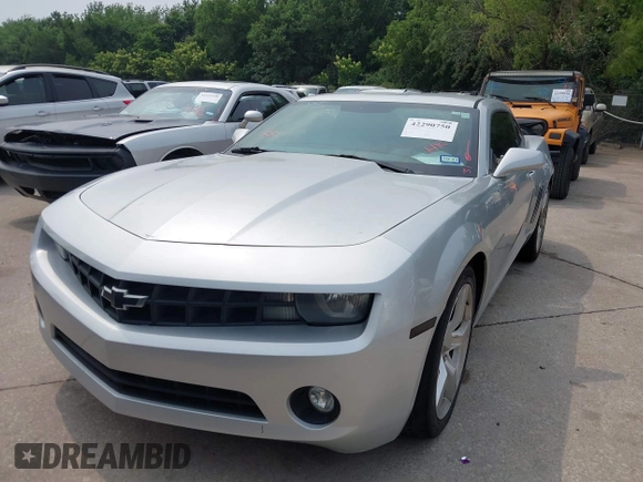 2011 Chevrolet Camaro 1LT z VIN 2G1FB1ED5B9211945, wystawiony jako IAAI lot #42290750 z przebiegiem 295 489 mil mil oraz . Historia ofert i sprzedaży dostępna na DreamBid. Obrazek 6.
