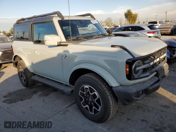 2021 Ford Bronco z VIN 1FMDE5AP0MLA98152, wystawiony jako Copart lot #84872094 z przebiegiem 10 907 mil mil oraz Szkoda całkowita • Salvage title. Historia ofert i sprzedaży dostępna na DreamBid. Obrazek 4.